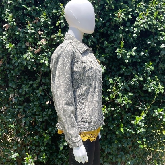 NWT Blank NYC Denim Trucker Snake Print Button Down Jean Jacket - Picture 6 of 12